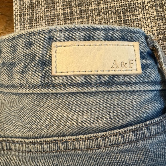 Abercrombie & Fitch Low Rise Denim shorts size 4 27”, NWOT - Picture 3 of 4